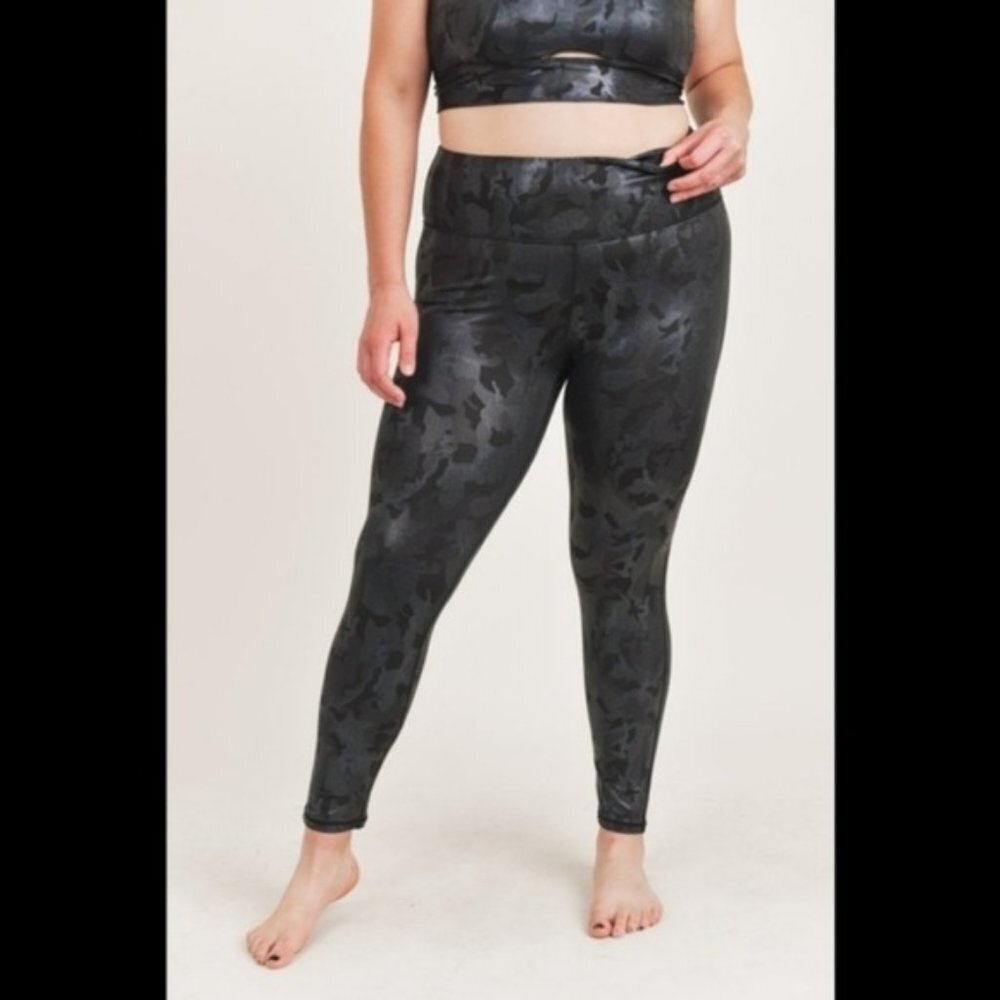Holographic camo plus size leggings black